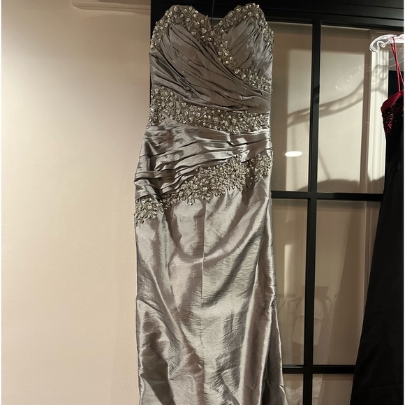 Wore for a sons wedding. The lining is well made. Inside bra. - Picture 5 of 7